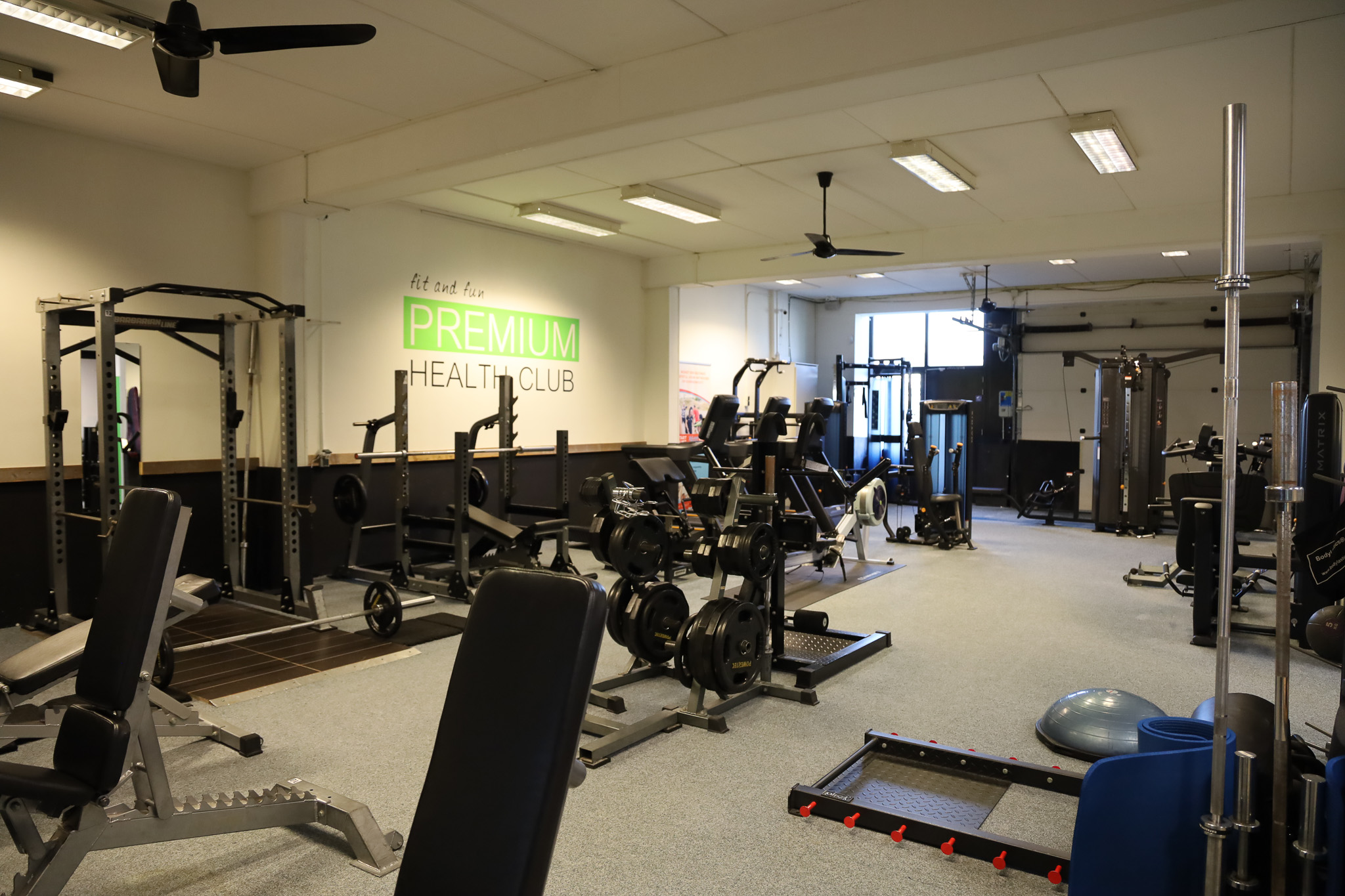 Premium Health Club-logo op de trainingsvloer