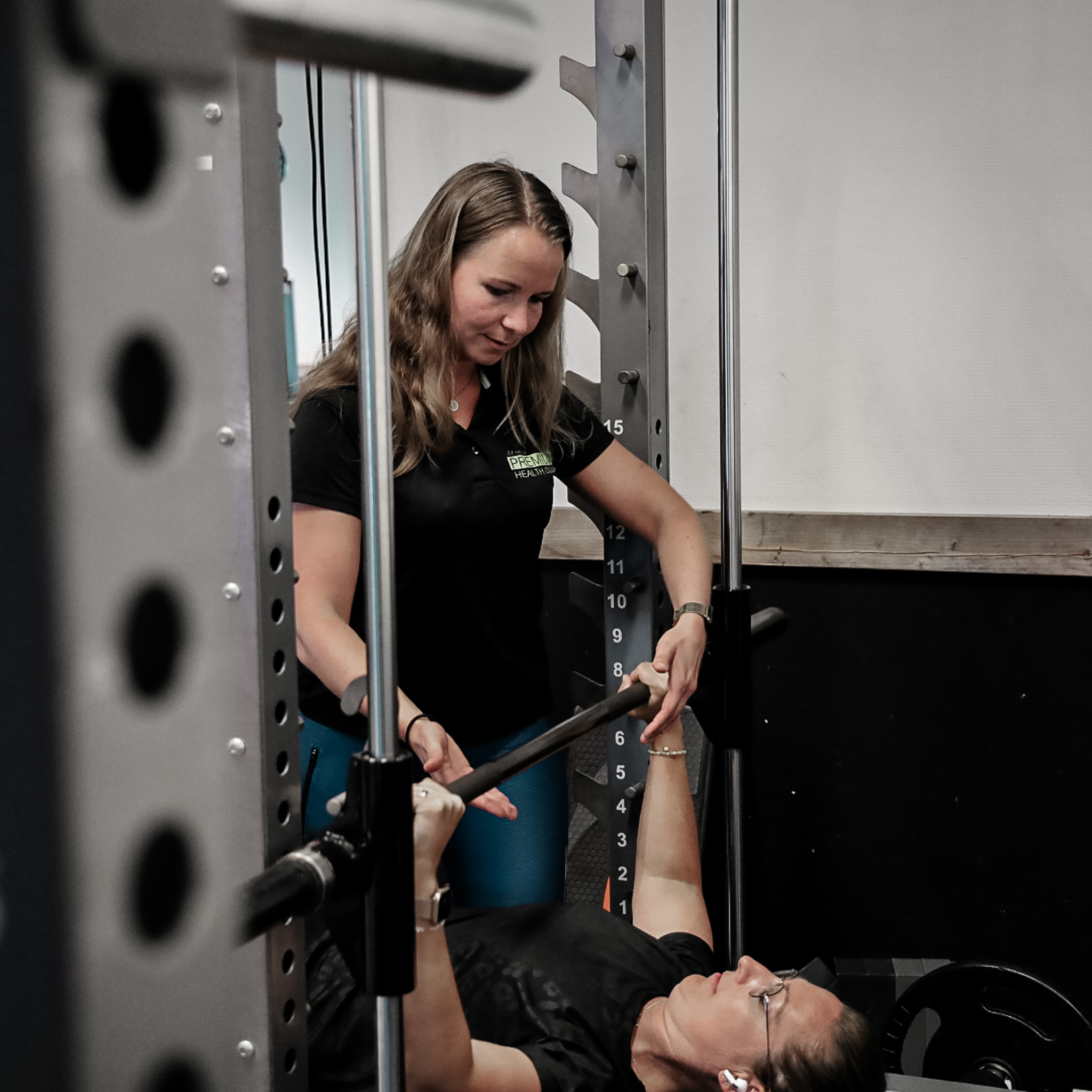 Sporter traint met dumbbells bij Premium Health Club Ede
